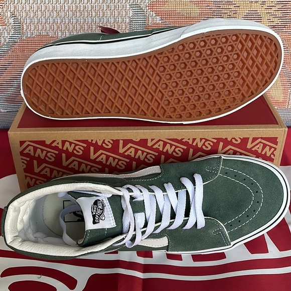 Vans Sk8-Hi
Color Theory Duck Green
VNOA7Q5NYQW
Men’s sneakers - Picture 6 of 16